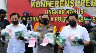 Dor..dor..! Mobil Pengedar Narkoba Ditembaki Sebab Tabrak dan Seret Polisi