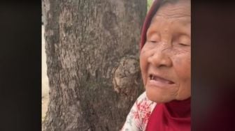 Viral Nenek Penjual Piring di Prank Amplop Isi Kertas Koran