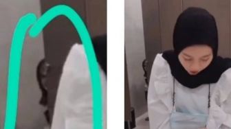 Viral! Cewek Ini Main TikTok di Toilet, Ada Penampakan Anak Kecil Seram