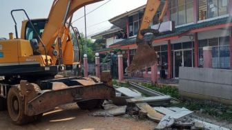 Brukk! Roboh Sudah Pagar Beton yang Jadi Polemik di Ciledug Tangerang