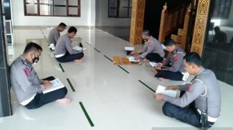 Tebalkan Iman, Anggota Polisi Agam Tadarusan Setiap Pagi di Masjid Polres