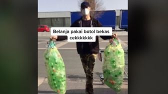 Viral Wanita Belanja Pakai Botol Bekas, Warganet: Gue Auto Mulung