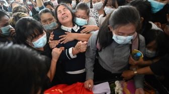 Suasana pemakaman Khant Nyar Hein, mahasiswa kedokteran berusia 17 tahun di Yangon, Myanmar (16/3/2021). [Foto/AFP]