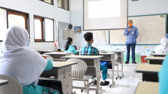 Ganjar Pranowo Cek Persiapan Belajar Tatap Muka di 3 Sekolah di Salatiga