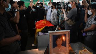 Suasana pemakaman Khant Nyar Hein, mahasiswa kedokteran berusia 17 tahun di Yangon, Myanmar (16/3/2021). [Foto/AFP]