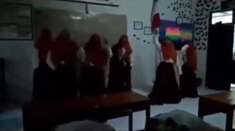 Sekumpulan Siswa Heboh Joget Bareng di Kelas, Endingnya Bikin Syok