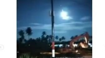 Viral Rekaman Detik-detik Benda Diduga Meteor Jatuh di Langit Sulteng