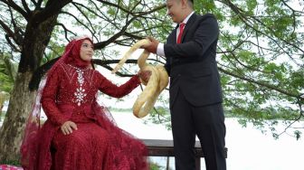 Unik! Foto Prewed Pengantin di Palembang ini Bersama Ular