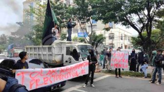 Jokowi Ditolak Datang ke Makassar, Mahasiswa Demo Besar Teriak Innalillahi