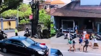 Viral Video Jokowi Lempar Hadiah dan 4 Berita Populer Lainnya