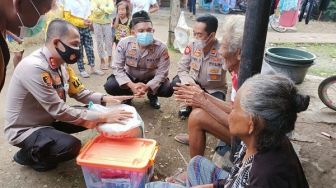 Kunjungi Warga Duafa, Kapolres Ciko Beri Bantuan Paket Sembako