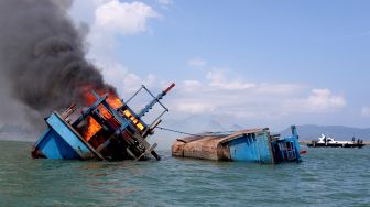Kapal Asing Berbendera Malaysia Diledakan di Pelabuhan Lampulo Aceh
