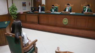 Aktris Wulan Guritno saat menjalani sidang cerai di Pengadilan Agama Jakarta Selatan, Kamis (18/3/2021). [Suara.com/Alfian Winanto]