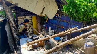 Ditinggal ke Sawah, Rumah Muazin Masjid Agung Gresik Hancur Diseruduk Truk Pasir