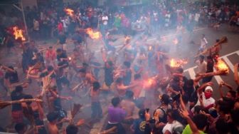 Cerita Ritual Perang Api Tolak Bhuta Kala COVID-19 di Tugu Tani Cakranegara