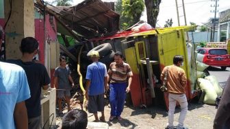 Diduga Sopir Ngantuk, Truk Muat Gabah Seruduk Dua Rumah Warga Jember