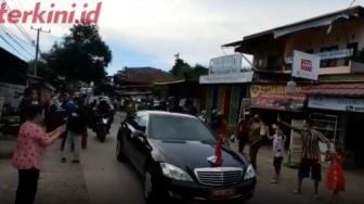 Mobil Indonesia 1 Jokowi Lempar Sembako saat Jalan, Warga Pungut di Tanah