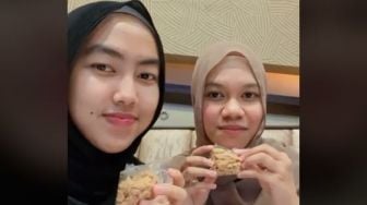 Menyindir Kakak Adik Viral, Wanita Ini Pamer Makan Kue Bawang Rp10 Juta