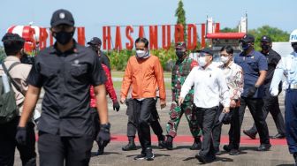 Mendarat di Makassar, Jaket Presiden Jokowi Jadi Perhatian