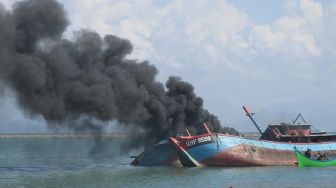 Dua Kapal Asing Pencuri Ikan Dimusnahkan Kejaksaan Banda Aceh