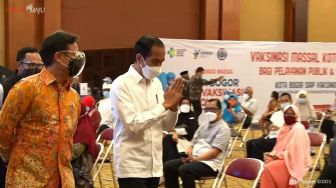 Jokowi Tinjau Vaksinasi Massal 500 Pelayan Publik di Bogor