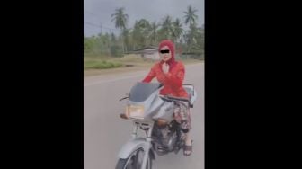 Viral Wanita Berkebaya Merah Pamer Aksi Naik RX-Z, Ending-nya Apes