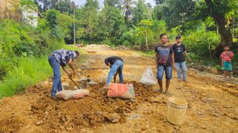MIRIS! Tak Tersentuh Perbaikan, Akses Menuju Ujung Kulon Diperbaiki Swadaya