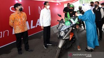 Presiden Jokowi Tinjau Vaksinasi COVID-19 di Gor Pajajaran Bogor