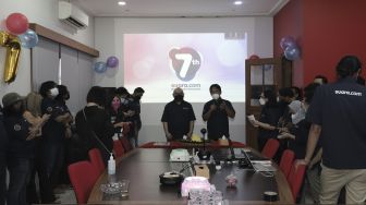 Pemimpin Redaksi Suara.com yang juga COO (Chief Operating Officer) PT Arkadia Digital Media Tbk, Suwarjono (kanan) didampingi CEO PT Arkadia Digital Media Tbk, William Martaputra memberikan sambutan saat merayakan hari ulang tahun (HUT) ke-7 Suara.com di kantor redaksi Suara.com, Jakarta, Jumat (19/3/2021). [Suara.com/Angga Budhiyanto]