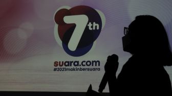 Logo ulang tahun ke-7 Suara.com ditampilkan saat perayaan hari ulang tahun (HUT) ke-7 Suara.com di kantor redaksi Suara.com, Jakarta, Jumat (19/3/2021). [Suara.com/Angga Budhiyanto]