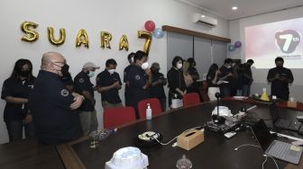 Tim redaksi beserta karyawan Suara.com memanjatkan doa saat merayakan hari ulang tahun (HUT) ke-7 Suara.com di kantor redaksi Suara.com, Jakarta, Jumat (19/3/2021). [Suara.com/Angga Budhiyanto]