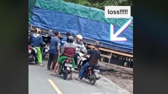 Tidak Sabar, Warga +62 Ini Nekat Melintas di Bawah Kolong Truk