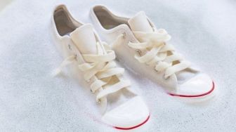 Jangan Sampai Luntur, Ini Cara Mencuci Sepatu Putih Agar Bersih Seperti Baru