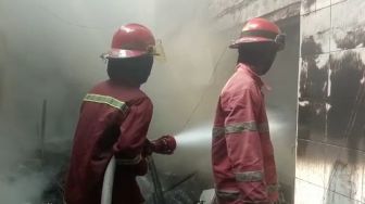 Gegara Mesin Pompa Air, Rumah Warga Kayuringin Bekasi Dilalap Si Jago Merah
