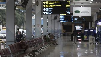 Sejumlah calon penumpang berada di Bandara Halim Perdanakusuma, Jakarta, Sabtu (20/3/2021). [Suara.com/Angga Budhiyanto]