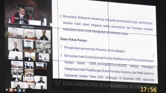 Tampilan layar Ketua Majelis Hakim Mahkamah Konstitusi (MK) Anwar Usman membacakan putusan sidang Perselisihan Hasil Pemilihan Gubernur Kalimantan Selatan Tahun 2020 yang digelar secara virtual di Gedung Mahkamah Konstitusi, Jakarta, Jumat (19/3/2021). [ANTARA FOTO/Indrianto Eko Suwarso]