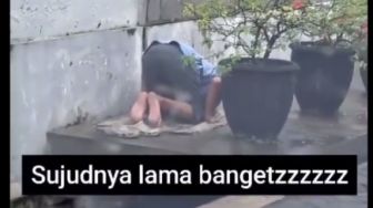 Viral Video Pedagang Sujud Lama saat Salat di Emperan, Warganet 'Tertampar'