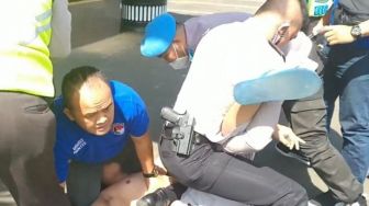 Bawa Pisau ke Polres Jaksel, Seorang Pria Dipiting Petugas