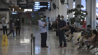 Sejumlah calon penumpang berada di Bandara Halim Perdanakusuma, Jakarta, Sabtu (20/3/2021). [Suara.com/Angga Budhiyanto]