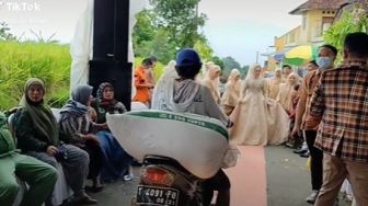 Jalan Dikepung Tenda Pernikahan, Aksi Pemotor Nyelonong Jadi Perdebatan