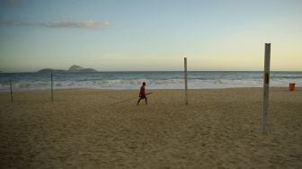 Pantai Ipanema yang kosong terlihat pada hari penutupan pantai Rio de Janeiro sebagai tindakan pembatasan untuk menahan wabah penyakit virus korona, COVID-19, di Rio de Janeiro, Brasil, pada 20 Maret 2021.  Florian PLAUCHEUR / AFP