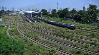 Sejumlah gerbong kereta terparkir di kawasan Depo Cipinang, Jakarta Timur, Minggu (21/3/2021). ANTARA FOTO/Sigid Kurniawan