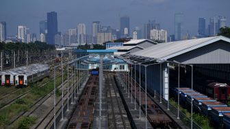 Sejumlah gerbong kereta terparkir di kawasan Depo Cipinang, Jakarta Timur, Minggu (21/3/2021). ANTARA FOTO/Sigid Kurniawan