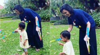 Gaya Santai Sri Mulyani Pakai Kaus Oblong dan Sandal Jepit saat Momong Cucu