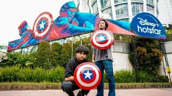 2 Seniman Indonesia Ciptakan Mural Rayakan Serial Terbaru Marvel Studios