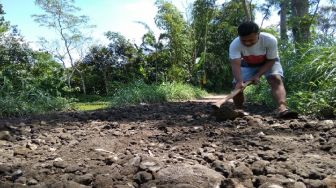 Jalan Rusak di Bondowoso Tak Juga Diperbaiki, Warga Urunan Biayai Sendiri