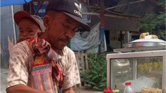 Ditinggal Istri Pergi, Bapak Ini Selalu Gendong Anak saat Keliling Jualan