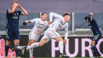 Penyerang Benevento, Adolfo Gaich melakukan selebrasi setelah mencetak gol pembuka selama pertandingan sepak bola Serie A Italia Juventus melawan Benevento di Juventus Stadium, Turin, Minggu (21/3/2021) malam WIB. Marco BERTORELLO / AFP