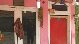 Polisi Bawa Sekarung Barang Bukti dari Rumah Ustadz Gondrong di Bekasi