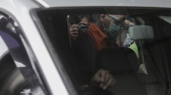 Mantan Menteri Kelautan dan Perikanan Edhy Prabowo memasuki mobil tahanan usai menjalani pemeriksaan di gedung KPK, Jakarta, Senin (22/3/2021). [Suara.com/Angga Budhiyanto]